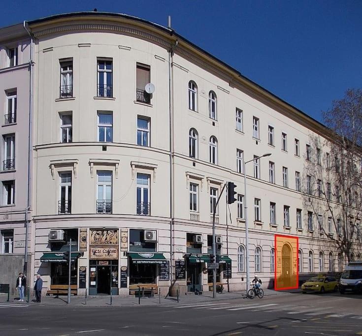 Castlehill Apartman The Perfect Blend Of Urban Living And Sightseeing Convenience Budapest Exterior foto